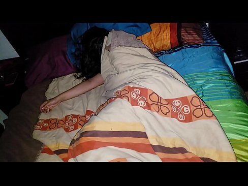 ❤️ सौतेला बेटा सोते समय अपनी युवा सौतेली माँ को डांटता है। ❤️❌  सेक्स hi.ttsex.ru पर