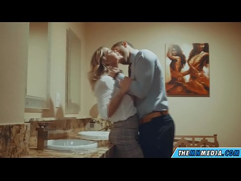 ❤️ जब एक बस्टी ब्लोंड आपको पब्लिक टॉयलेट में बहकाती है ❤️❌  सेक्स hi.ttsex.ru पर
